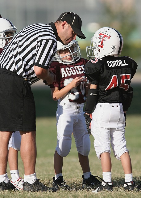 詹姆斯赛前领取自己的月最佳奖杯！.